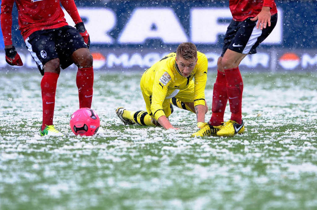 Kalte Temperaturen und Schneefall sorgten fr erschwerte Bedingungen in der Begegnung zwischen dem SC Freiburg und Borussia Dortmund.