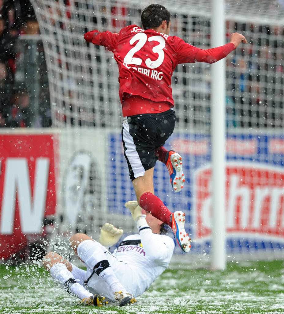 Kalte Temperaturen und Schneefall sorgten fr erschwerte Bedingungen in der Begegnung zwischen dem SC Freiburg und Borussia Dortmund.