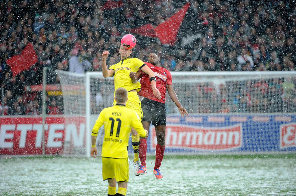 Kalte Temperaturen und Schneefall sorgten fr erschwerte Bedingungen in der Begegnung zwischen dem SC Freiburg und Borussia Dortmund.