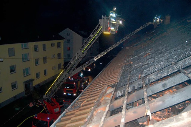 Feuer in Herbolzheim: Der Dachstuhl ei...bergstrae brannte am Samstagabend aus  | Foto: Feuerwehr Herbolzheim