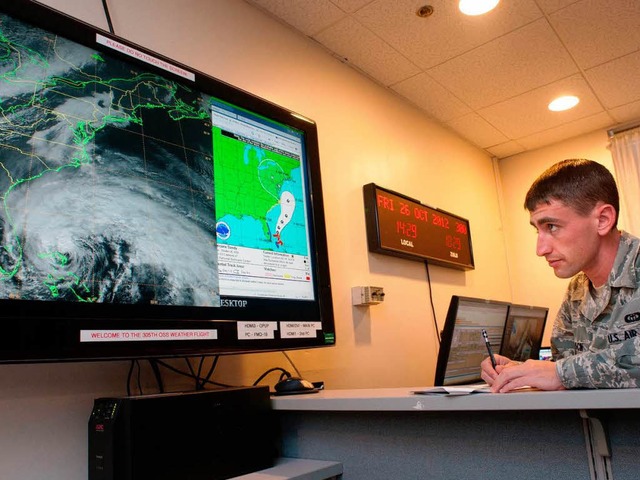 Der Hurrikan &#8222;Sandy&#8220; auf d... der Joint Base McGuire-Dix-Lakehurst.  | Foto: dpa