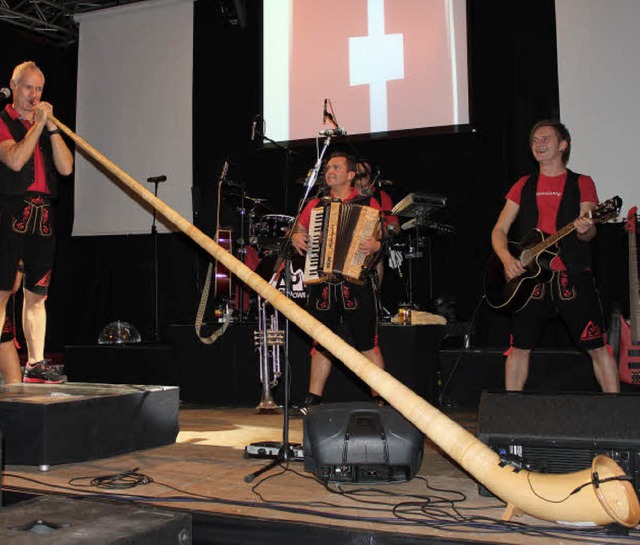 Ob Alphorn oder Fliegerlied - Allgu P...ein rasendes Publikum in Hochstimmung.  | Foto: Martha Weishaar