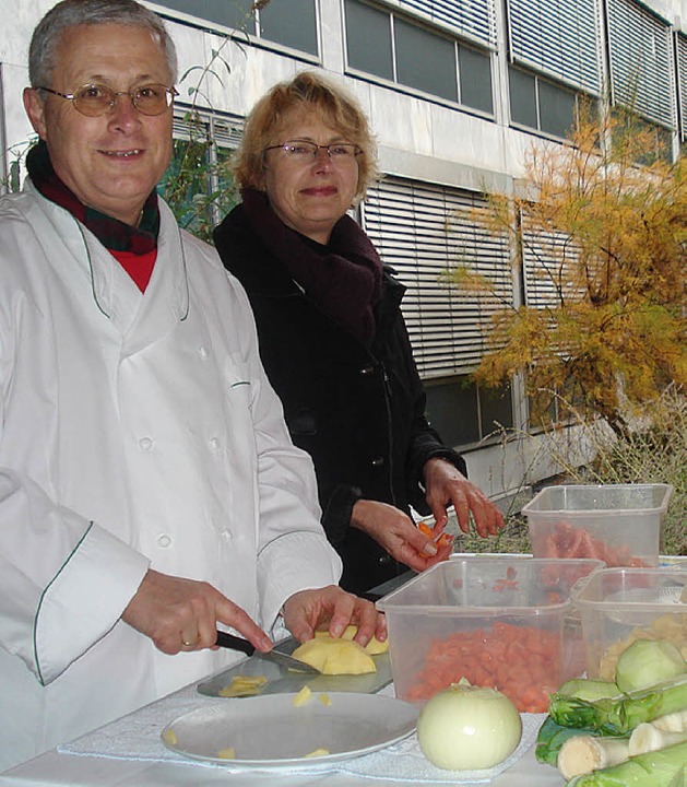 OB Dietz mit Frau Christine beim Zuber... der Gemüsesuppe auf dem Wochenmarkt.   | Foto: STEINECK