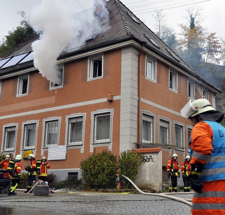 Dicke Rauchschwaden quillen aus dem Ha...e Feuerwehr für den Ernstfall probte.   | Foto: Steckmeister