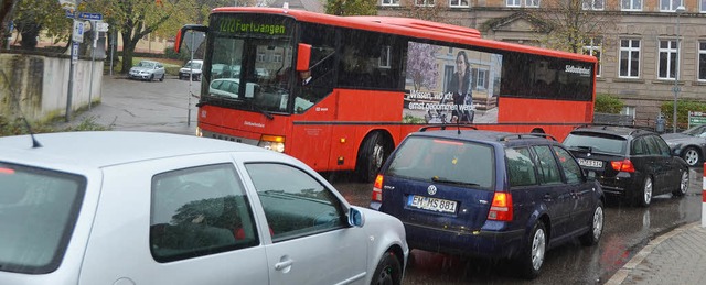 Der Linienbus nach Furtwangen steht im...trae (hinten die Schwarzenbergschule)  | Foto: Sylvia Timm