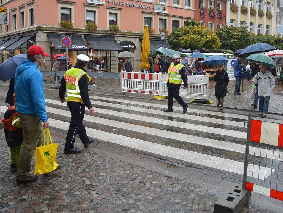Nichts geht mehr: Stop-and-go am Samst...weg am Marktplatz mit Polizeiregelung.  | Foto: Sylvia Timm