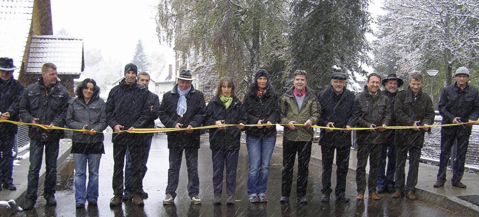 Feierlicher Moment im Schneegestöber: ...Brücke über den Rötenbach ist fertig.   | Foto: Liane Schilling