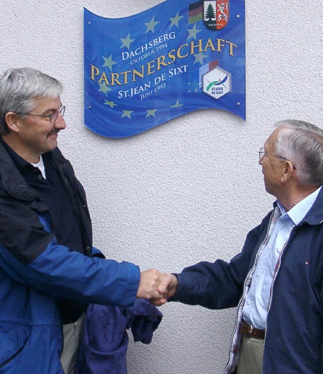 Brgermeister Helmut Kaiser (links) un...r die Verschwisterung der  Gemeinden.   | Foto: Archivbild: CHRISTEL SCHUSTER-STICH