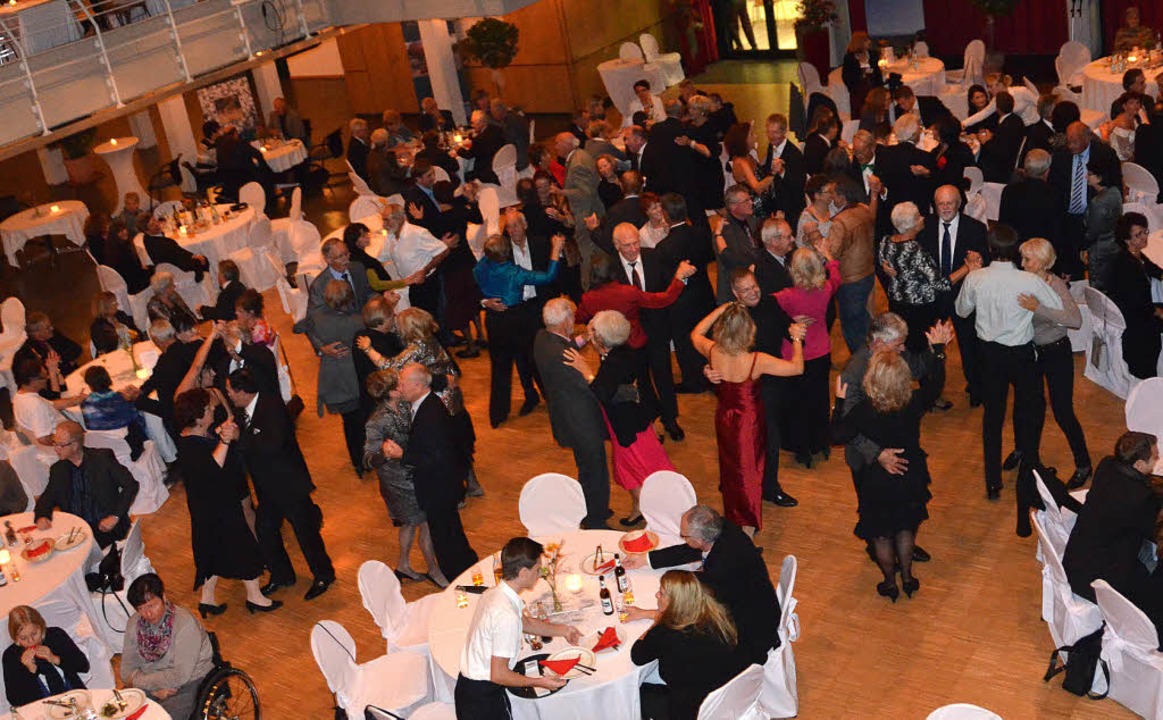 Umsäumt von Tischen war die Tanzfläche...anzbegeisterten Gästen bald zu klein.   | Foto: Martina Proprenter