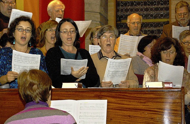 Der Singkreis unter der Leitung von Er...n Nacht der offenen Kirchen Diersburg   | Foto: Renate Tebbel