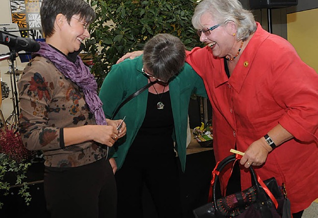 Riesenhandtasche  zum Abschied:  Nachf...litz-Friedlin hatten Spa miteinander.  | Foto: Robert Bergmann