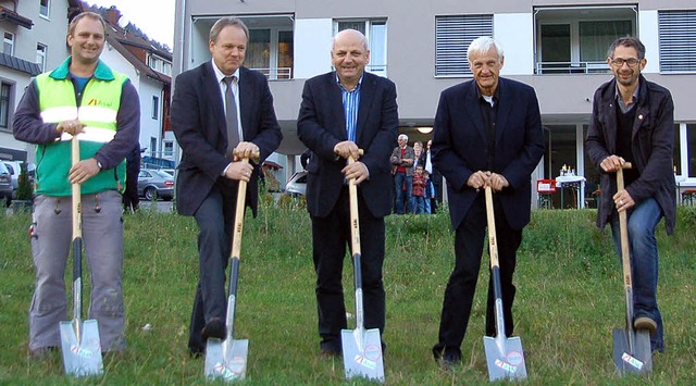 Auf dem Weg zum  zweiten barrierefreie...ymbolischen Spatenstich (von rechts).   | Foto: ulrike jger