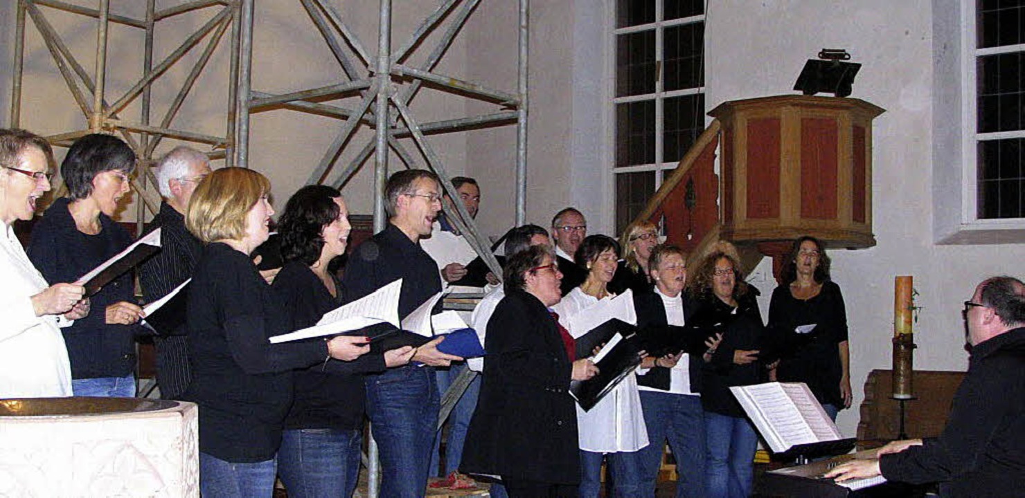 Der Gospelchor Lörrach sang zugunsten der Renovierung der Schallbacher Kirche.    | Foto: Ines Bode