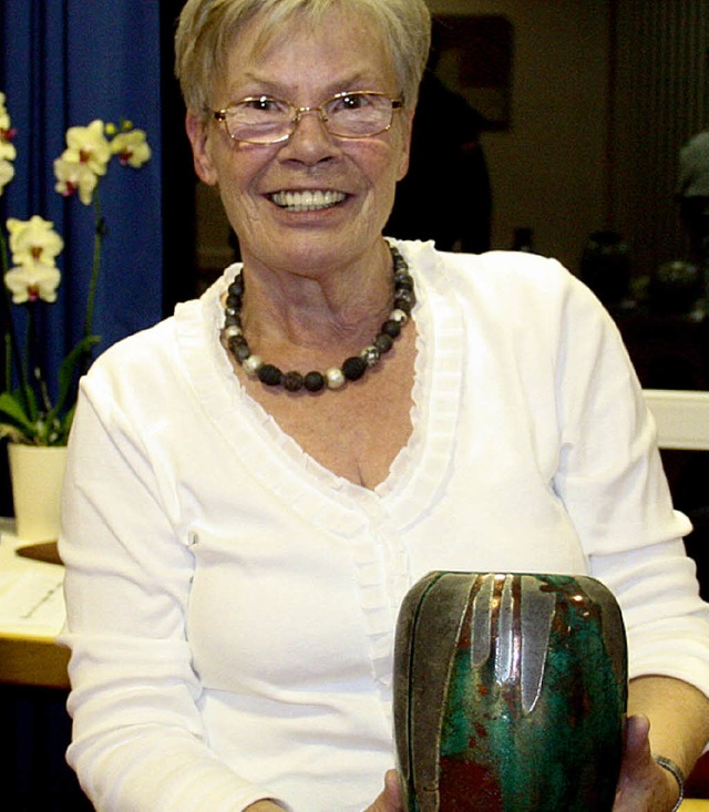 Inge Gdanietz stellt im Gemeindehaus W... ihr Mann Rainer farbwirksame Gemlde.  | Foto: Walter Bronner