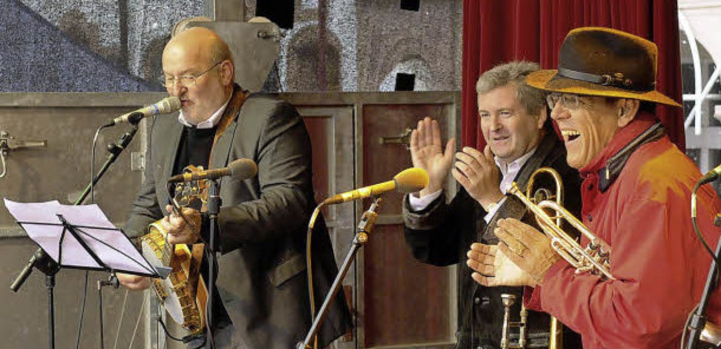 Gute Laune zum schlechten Wetter: Helmut Dold und seine International Dixie Band  | Foto: WOLFGANG KÜNSTLE