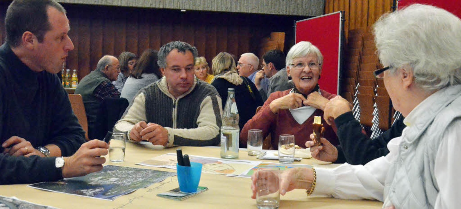 An sogenannten Dialogtischen diskutier...r knftigen Entwicklung der Gemeinde.   | Foto: Ralf H. Dorweiler