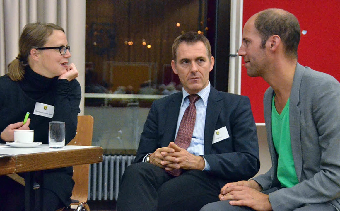 Monika Neuhfer-Avdic (von links) und Jrg Lutz sprechen mit Manuel Herz  | Foto: Ralf H. Dorweiler