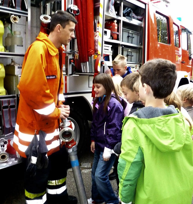 Interessiert erforschen die Kinder der...e auch die Gerte des Lschfahrzeugs.   | Foto: Gabriele Rasenberger