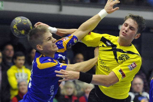 Szene eines nicht alltglichen Handbal... Moser von der SG Kndringen Teningen.  | Foto: Achim Keller