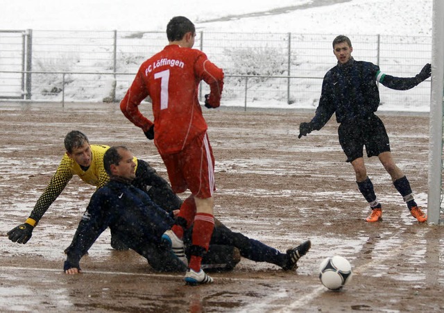 Fuball oder Schlammschlacht? Die rote...in Tor des Gegners unter.  Das zhlt.   | Foto: Reinhardt