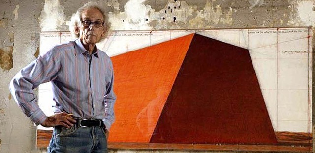 Christo vor einer Zeichnung zu seinem Projekt &#8222;Mastaba&#8220;   | Foto: Volz