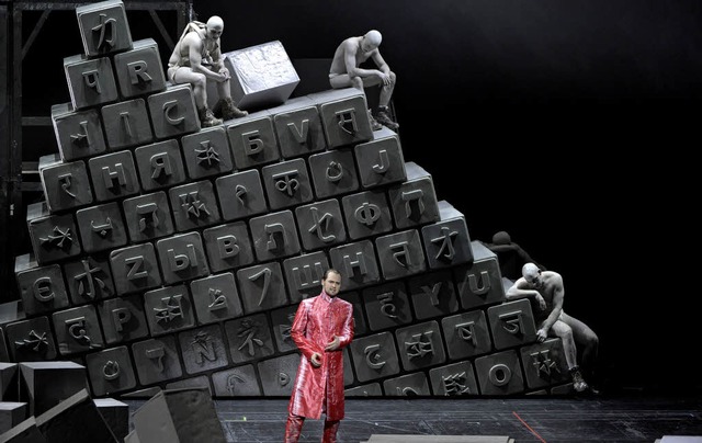 Tammu (Jussi Myllys) vor Babels Turm als Symbol fr Sprachverwirrung  | Foto: dapd