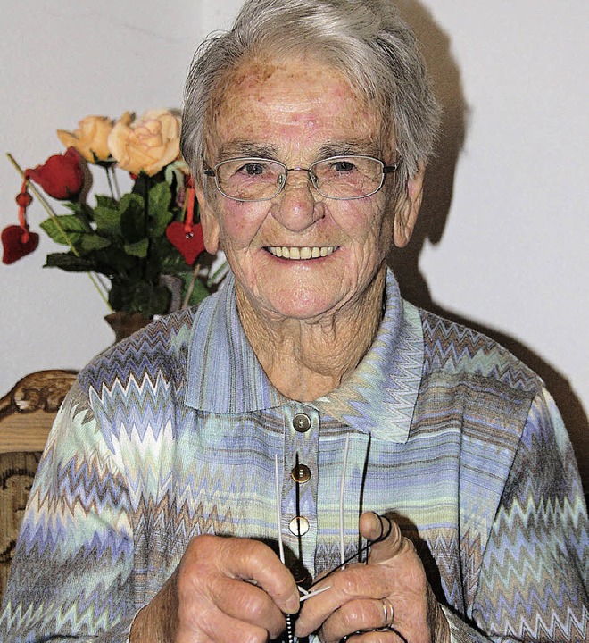 Sofie Danner  feiert  ihren 90. Geburt...Lieblingsbeschäftigung, dem Stricken.   | Foto: Silvia Faller
