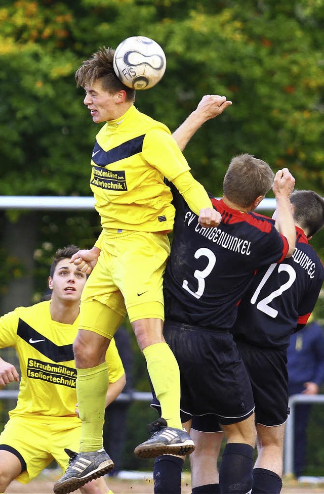 Der Sulzer Florian Krger  steigt hhe... Waleri Nadzyn und Martin Ratkiewicz.   | Foto:  Peter Aukthun