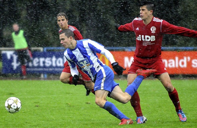 Andreas Zuska (am Ball) und Kollegen zeigten Kampfgeist und wurden belohnt.  | Foto:  Wolfgang Knstle