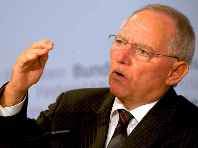 Wolfgang Schuble will  schon 2013 einen nahezu ausgeglichen Haushalt vorlegen.  | Foto: dpa