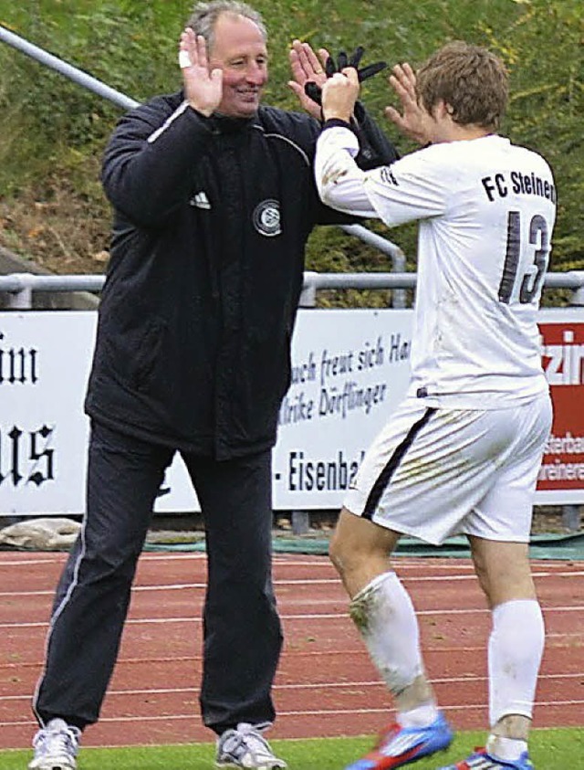 FCS-Trainer Joachim Trautwein (links) ...ener Held des Tages, Simon Biesinger.   | Foto: Rogowski