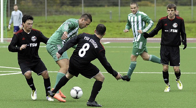 Wenig Platz fr den Zeller Witalij Sem...inks) und Marco Krner bedrngt wird.   | Foto: matthias kaufhold