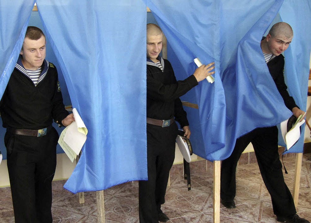 Im Gleichschritt  marsch:  Ukrainische...erlassen der Wahlkabine in Sewastopol   | Foto: AFP