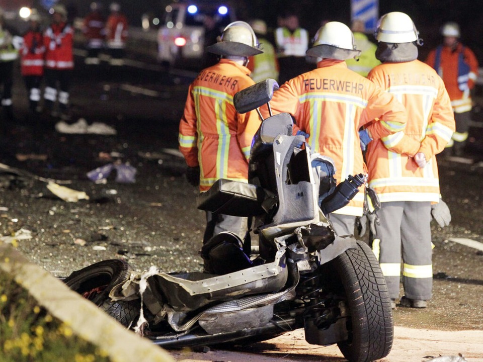 Szenen des Schreckens: Die Trmmer des...heftig der Aufprall gewesen sein muss.  | Foto: dpa