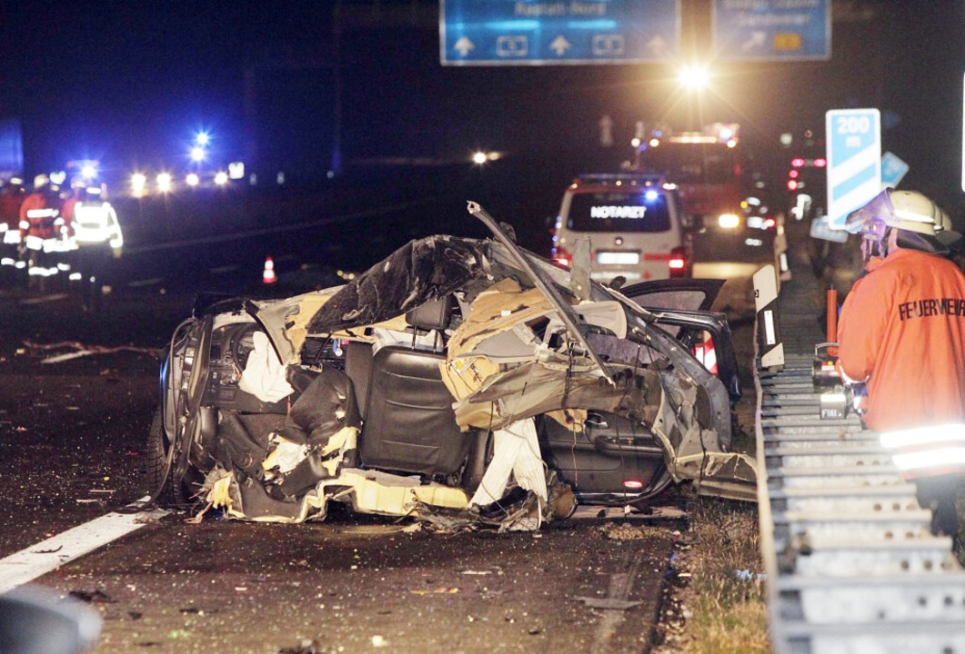 Szenen des Schreckens: Die Trmmer des...heftig der Aufprall gewesen sein muss.  | Foto: dpa