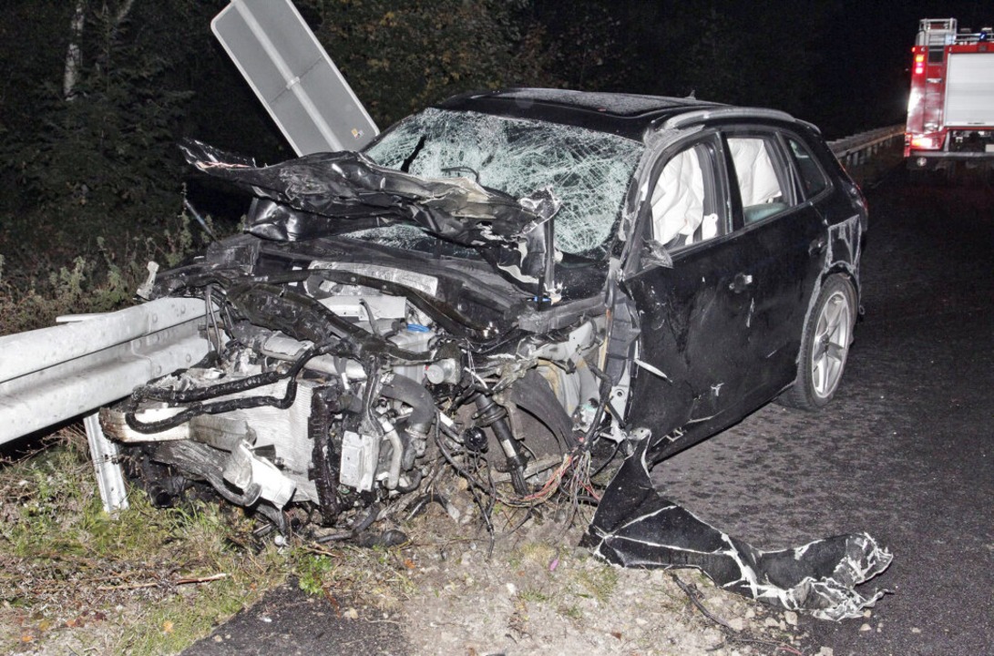 Szenen des Schreckens: Die Trmmer des...heftig der Aufprall gewesen sein muss.  | Foto: dpa