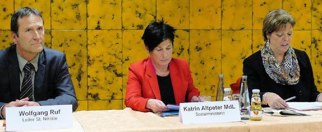 Ministerin Katrin Altpeter (Bildmitte)...und Wolfgang Ruf, Leiter St. Nikolai.   | Foto: Eberhard Weiss
