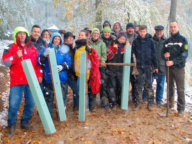 Von kalten Temperaturen und Schneerege...ser (Mitte, gelbe Jacke) aus Ihringen.  | Foto: Benjamin Bohn