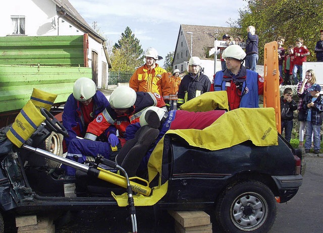 Hand in Hand arbeiteten die Rettungskr...be der Feuerwehrabteilung Ewattingen.   | Foto: oth