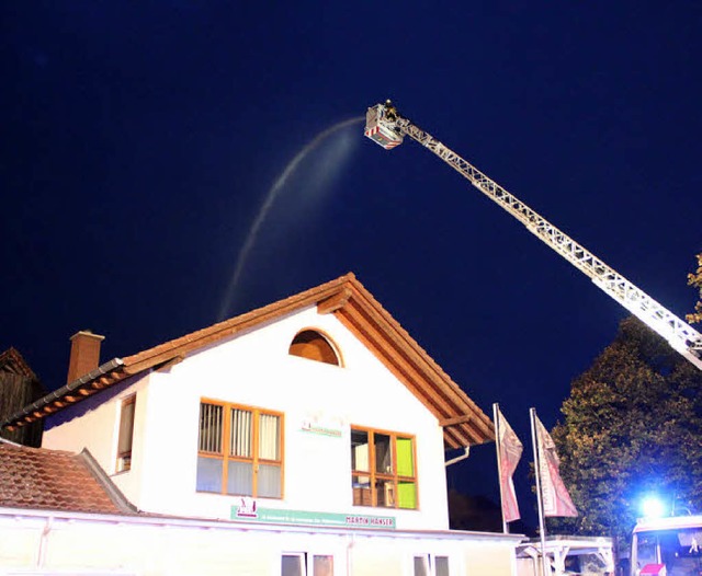 Die Abschirmung der Nachbargebude erf...eiter von der Feuerwehr Bad Krozingen.  | Foto: Otmar Faller