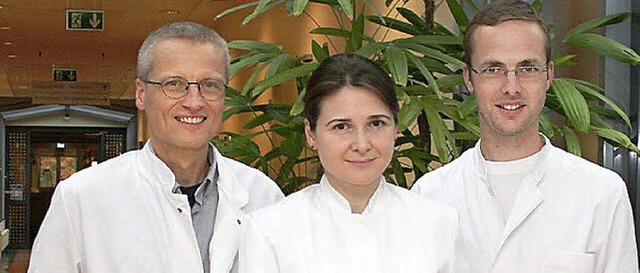 Chefarzt  Ludwig Hofmann (links) mit d...ni Stamou-Kouki und  Helge Neumeister   | Foto: Helios-Klinik