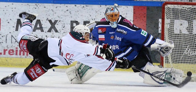 Der K.o. fr Schwenningen im Heimspiel...ick macht in der 63. Minute das  2:1.   | Foto: Dieter Reinhardt