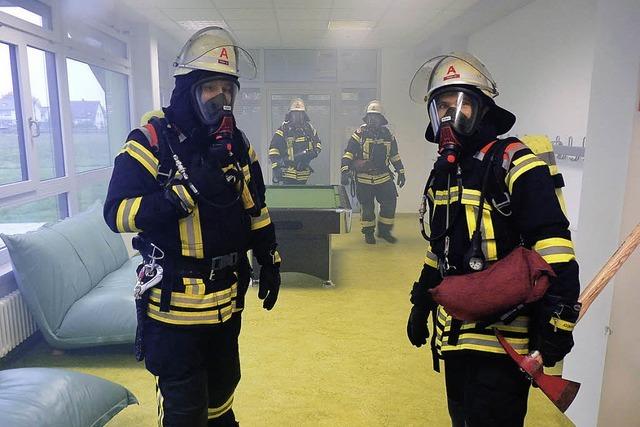 Feuerwehrleute mssen bei jedem Wetter ran