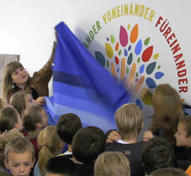 Rebekka Dold (links) enthllt zusammen...Logo der Grundschule Stegen-Eschbach.   | Foto: Monika Rombach