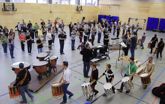 140 Musiker proben seit vielen Wochen ...den Samstag in der Rappensteinhalle.    | Foto: Melanie Dramac