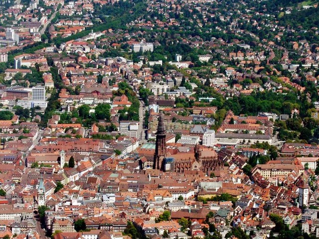 Die Freiburger Altstadt. Im Mittelpunkt: Das Mnster.  | Foto: Steve Przybilla