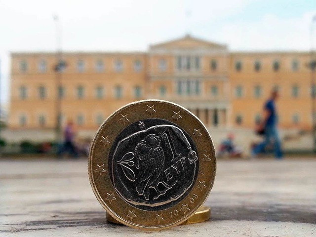 Wie kommt Griechenland wieder auf die Beine? Ein Euro vor dem Parlament in Athen  | Foto: DPA