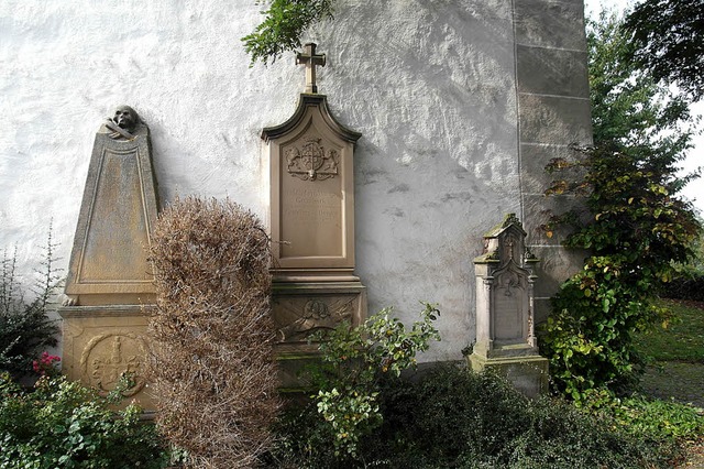 Hinter der Kirche befinden sich die Grber der ehemaligen Schlossbewohnern  | Foto: Gottfried Blansche