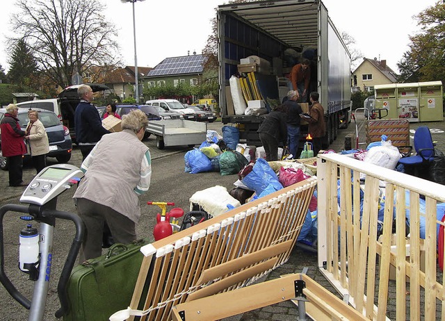 Zahlreiche Helfer packten beim Verlade...&#8220; nach Polen in Endingen mit an.  | Foto: Ruth Seitz