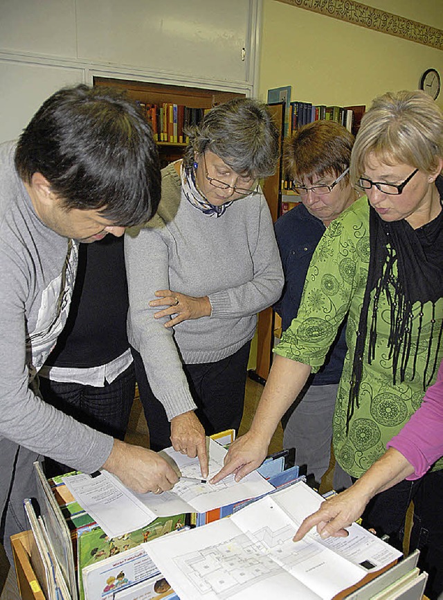 Pastoralreferent Georg Mattes (links) ... Dachgeschossausbau des Kindergartens.  | Foto: RolanD Vitt